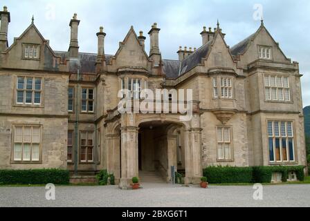 Muckross House, Teach Mhucrois, County Kerry, Irland, Éire, Irland, Írország, Europa, entworfen von William Burn und gebaut 1843. Stockfoto