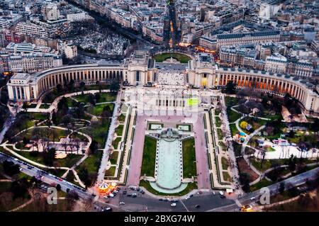 Blick vom Eiffelturm auf die Gärten des Trocadero und Palais de Chaillot und ein Karussell in Paris, Frankreich. Stockfoto