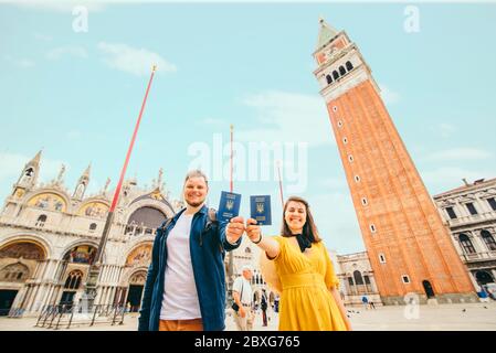 Ein Paar mit ukrainischen biometrischen Pässen am zentralen Platz von venedig Stockfoto