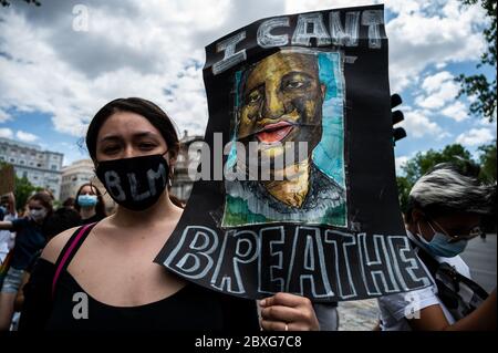 Madrid, Spanien. Juni 2020. Madrid, Spanien. Juni 2020. Eine Frau, die eine schützende Gesichtsmaske trägt, die ein Bild von George Floyd mit den Worten trägt: Ich kann nicht atmen, während einer Demonstration von Black Lives Matter, die gegen den Tod von George Floyd protestiert, ein afroamerikanischer Mann, der während in der Obhut der Minneapolis-Polizei in den Vereinigten Staaten starb. Die Bewegung Black Lives Matter hat nach dem Tod von George Floyd in vielen Ländern der Welt Solidaritätsdemonstrationen angespornt. Quelle: Marcos del Mazo/Alamy Live News Stockfoto