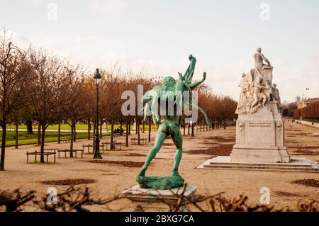 Lebensgroße Bronze im Tuileries Garden, Paris mit dem Titel Retour de Chasse Bu Antonin Carles und gewann die Skulpturenmedaille auf der Weltausstellung 1889 in Frankreich. Stockfoto