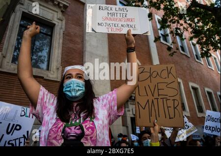 Madrid, Spanien. Juni 2020. Madrid, Spanien. Juni 2020. Eine Frau, die während einer Black Lives Matter Demonstration vor der US-Botschaft eine Schutzmaske trägt, protestiert gegen den Tod von George Floyd, einem afroamerikanischen Mann, der während der Haft der Minneapolis-Polizei in den Vereinigten Staaten starb. Die Bewegung Black Lives Matter hat nach dem Tod von George Floyd in vielen Ländern der Welt Solidaritätsdemonstrationen angespornt. Quelle: Marcos del Mazo/Alamy Live News Stockfoto