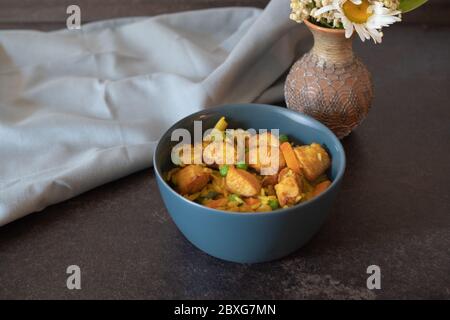 Nasi Goreng in der Schüssel / Asiatische Küche Stockfoto