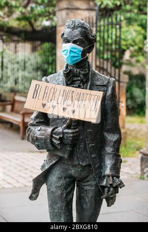 Edinburgh, Schottland. Juni 2020. Die Statue von Robert Fergusson auf der Royal Mile erhält eine Gesichtsmaske und ein Schild mit der Bedeutung von Black Lives Matter. Kredit: Andrew Perry/Alamy Live News Stockfoto