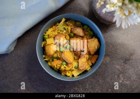 Nasi Goreng in der Schüssel / Asiatische Küche Stockfoto