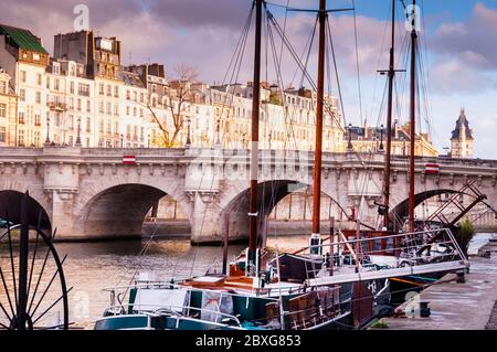 Bastionen auf der Pont Neuf in Paris wurden ursprünglich entworfen, um Fußgängern die Möglichkeit zu geben, sich für Pferde und Kutschen in Frankreich zu begeben. Stockfoto