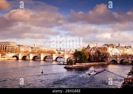 Die Pont-Neuf-Brücke verbindet das linke und rechte Ufer von Paris und überquert die winzige Insel Île de las Cité, Frankreich. Stockfoto