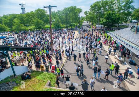 Bristol, Großbritannien. Juni 2020. Die Menge versammelt sich vor einem marsch gegen Rassismus Samstag, 06. Juni 2020 auf den Straßen in Bristol, . Hunderte von allen Rennen nahmen an der Kundgebung Teil und marschierten durch Bristol Borough zur Unterstützung von Black Lives Matter und gegen Rassismus. Kredit: William Thomas Cain/Alamy Live News Kredit: William Thomas Cain/Alamy Live News Stockfoto