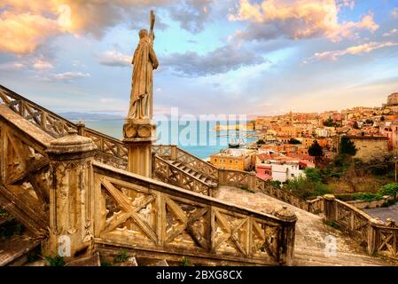 Gaeta Stadt, Latium, Italien, bei dramatischem Sonnenuntergang, Blick von der historischen Kirche des Heiligen Franziskus von Assisi mit der Statue des Heiligen Francesco Stockfoto