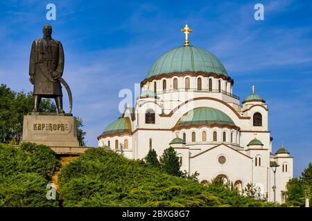 Die Kirche des Heiligen Sava, eine der größten orthodoxen christlichen Kirchen der Welt, und das Denkmal Karadjordje, dem Anführer des 1. Serbischen Aufstands (1804