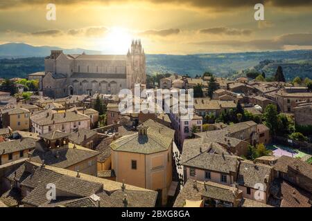 Orvieto historische Altstadt, Blick über Dächer auf den Dom Kathedrale in dramatischem Sonnenuntergang Licht Stockfoto