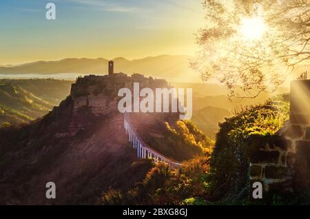 Civita di Bagnoregio, ein malerisches Bergdorf in Italien, Blick auf dramatische Sonnenaufgang Stockfoto