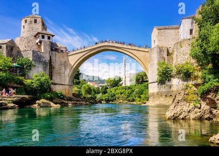 Historische Stari Most Brücke über den Fluss Neretva in Mostar Altstadt, Balkan-Berge, Bosnien und Herzegowina Stockfoto