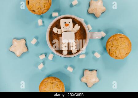 Marshmallow Schneemann in einer Tasse heiße Schokolade mit Plätzchen und Hackkuchen Stockfoto
