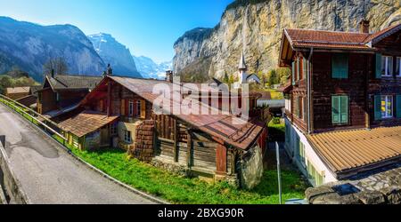 Lauterbrunnen Dorf, berühmt für seine traditionellen Holzhäuser und spektakuläre Lage in einem Wasserfall Tal in den schweizer Alpen, ist eines der Stockfoto