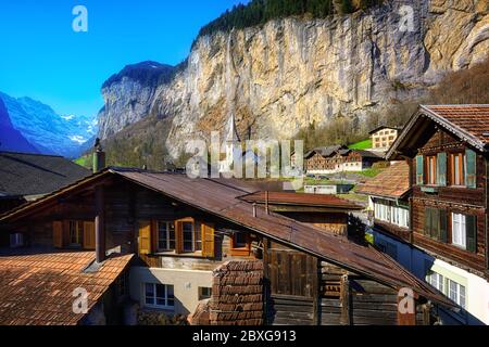 Lauterbrunnen Dorf, berühmt für seine traditionellen Holzhäuser und spektakuläre Lage in einem Tal in den schweizer Alpen Berge, ist eines der populärsten Stockfoto