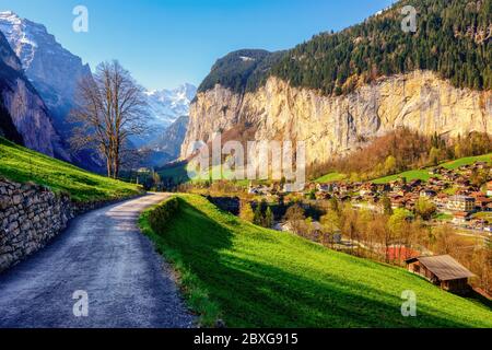 Lauterbrunnen Dorf im Kanton Bern, in einem Tal in den schweizer Alpen Berge ist eines der beliebtesten touristischen Destinationen in der Schweiz Stockfoto