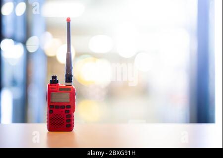 Ein roter Walkie Talkie oder tragbarer Funk-Transceiver für die Kommunikation. Stockfoto