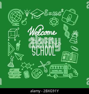Zurück zur Schule quadratisches Banner mit Schriftzug. Grüner Hintergrund und weiße Illustrationen wie mit Kreide auf dem Brett gezeichnet. Vektordarstellung in Stock Vektor