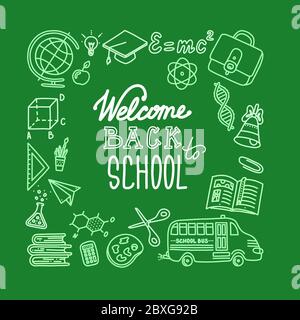 Zurück zur Schule quadratisches Banner mit Schriftzug. Grüner Hintergrund und weiße Illustrationen wie mit Kreide auf dem Brett gezeichnet. Vektordarstellung in Stock Vektor