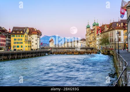 Vollmond über der Altstadt von Luzern, Schweiz Stockfoto