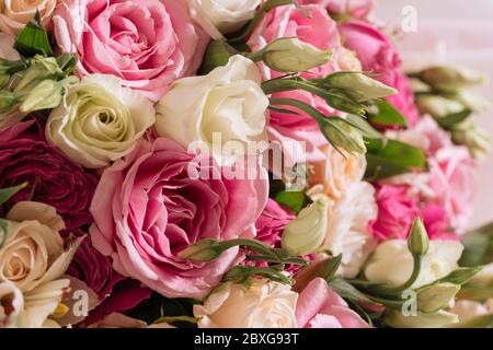 Knospen von weiß-rosa Rosen und eustoma in einem Bouquet close-up, Makro Stockfoto