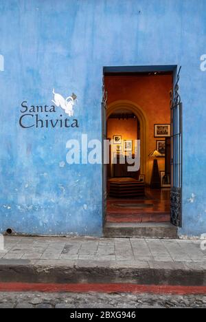 Antigua, Guatemala, 28. Februar 2020: Farbenfrohe Gebäude des kolonialen Antigua in Guatemala Stockfoto