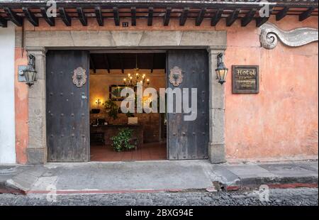 Antigua, Guatemala, 28. Februar 2020: Farbenfrohe Gebäude des kolonialen Antigua in Guatemala Stockfoto