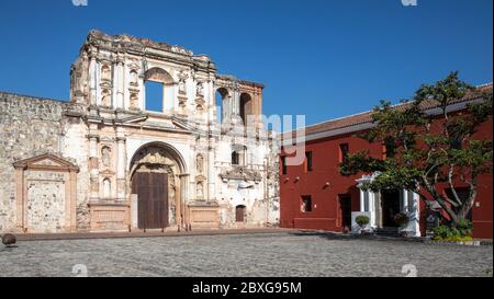 Antigua, Guatemala, 28. Februar 2020: Farbenfrohe Gebäude des kolonialen Antigua in Guatemala Stockfoto