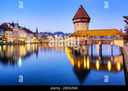 Hirstorical hölzerne Kapelle Brücke in der Altstadt von Luzern, Schweiz, das Wahrzeichen der Stadt, an einem blauen Abend Stockfoto