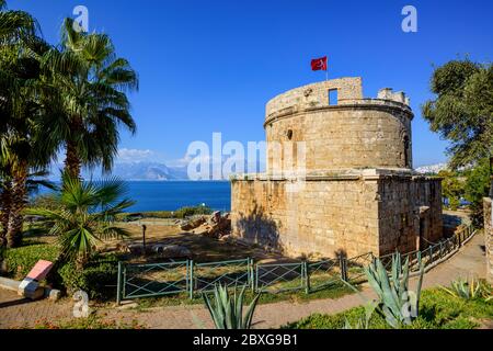 Hidirlik Tower, ein altes Wahrzeichen in der Kaleici Altstadt von Antalya, Türkei, an einem sonnigen Tag Stockfoto