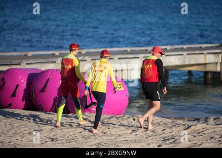 Busselton Western Australia 9. November 2019 : Trainingsübungen werden von den jüngeren Mitgliedern des Busselton Surf Rettungsclubs durchgeführt Stockfoto