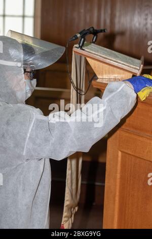 Brentwood Essex, Großbritannien. Juni 2020. Brentwood URC Kirche ist als covid sichere Kirche vor der Eröffnung für privates Gebet vorbereitet Kredit: Ian Davidson/Alamy Live News Stockfoto