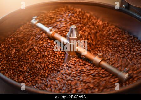 Kaffeebohnen Röstung in einer Fabrik, Thailand Stockfoto