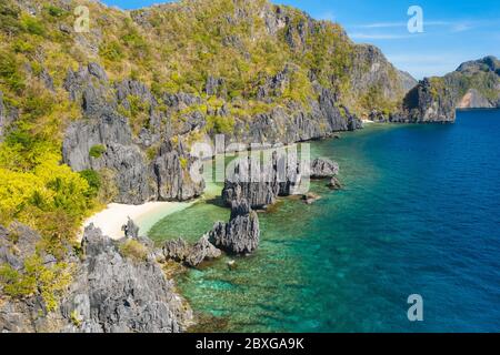 El Nido, Palawan Island. Versteckte Lagune und Kalksteinfelsen. Felsige Formationen am berühmten tropischen Strand auf den Philippinen Stockfoto