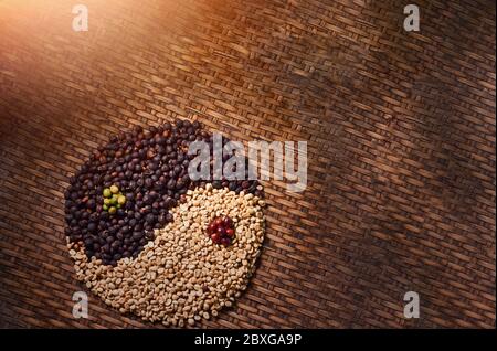 Kaffeebohnen in Form eines Yin und Yang-Symbols Stockfoto