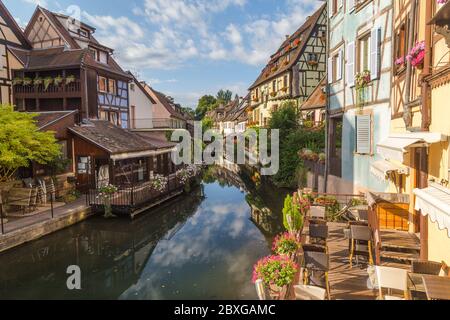 COLMAR, FRANKREICH - 30. JULI 2016: Blick auf bunte Fachwerkhäuser in der Nähe der Rue Turenne in La Petite Venise in Colmar am Morgen Stockfoto