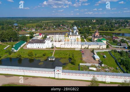 Tichwinski Himmelfahrt Gottesmutter Kloster an einem sonnigen Julitag (Luftaufnahmen). Tichwin, Russland Stockfoto