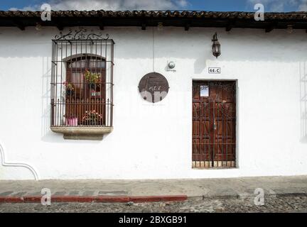 Antigua, Guatemala, 28. Februar 2020: Farbenfrohe Gebäude des kolonialen Antigua in Guatemala Stockfoto