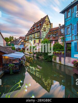 COLMAR, FRANKREICH - 31. JULI 2016: La Petite Venise in Colmar bei Sonnenuntergang. Gebäude, Architektur und Menschen sind zu sehen. Stockfoto