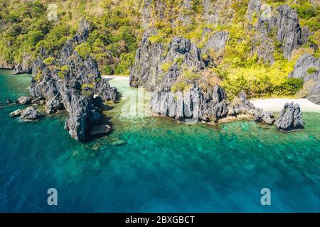 El Nido, Palawan Island. Versteckte Lagunenküste. Kalksteinfelsen am berühmten tropischen Strand auf den Philippinen Stockfoto