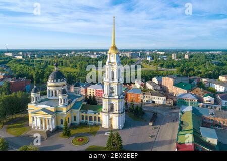 Verklärung Kathedrale im Stadtbild an einem sonnigen Julimorgen (Luftaufnahme). Rybinsk, Russland Stockfoto