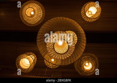 dekorieren hängend Laterne Lampen im hölzern Korbweide gemacht von Bambus,  Innenraum Dekoration 19988828 Stock-Photo bei Vecteezy