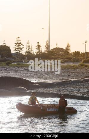 Busselton Western Australia 9. November 2019 : Busselton Surf Rettungsboot für Rettungsverein, das für den Start in der Brandung vorbereitet wird Stockfoto