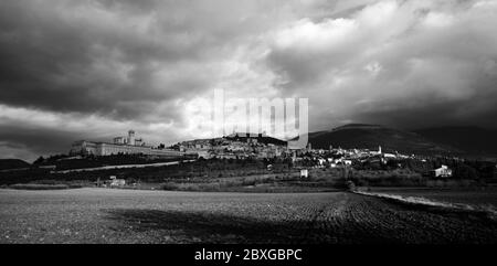 Ummauerte Stadt Assisi, Italien von unten gesehen Stockfoto