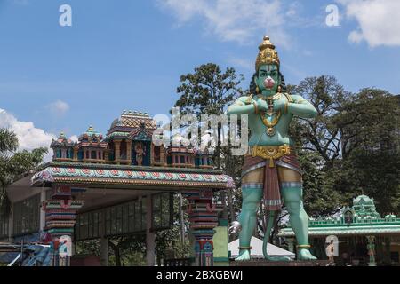 KUALA LUMPUR, MALAYSIA - 7. APRIL 2017: Die Außenseite der Tempel in der Nähe der Batu-Höhlen in Kuala Lumpur Malaysia Stockfoto