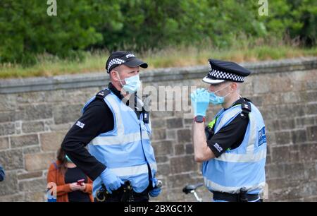 Edinburgh, Schottland, Großbritannien. Juni 2020. Als Amerika den Verlust von George Floyd trauert, der von einem Polizisten getötet wurde, Menschen zeigen ihre Unterstützung gegen Rassismus und Diskriminierung, um zu zeigen, dass dies in Schottland sehr lebendig ist und dass Black Lives Matter (BLM) ihr Protest gegen die rechtswidrige Tötung eines unbewaffneten schwarzen Mannes durch die Polizei in den USA ist. Hunderte von Menschen versammelten sich um 13 Uhr im Holyrood Park. Die Organisatoren baten darum, dass die Teilnehmer Schutzmasken und soziale Distanz zueinander tragen. Stockfoto