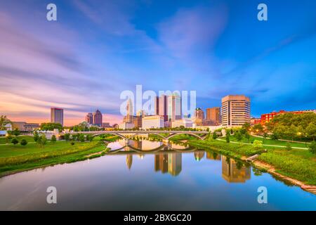 Columbus, Ohio, USA Skyline auf dem Fluss in der Dämmerung. Stockfoto