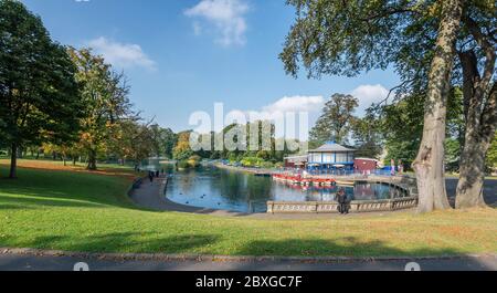 Panoramablick auf den See mit Bootstouren in Lister Park, Bradford, West Yorkshire Stockfoto