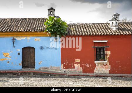 Antigua, Guatemala, 28. Februar 2020: Farbenfrohe Gebäude des kolonialen Antigua in Guatemala Stockfoto